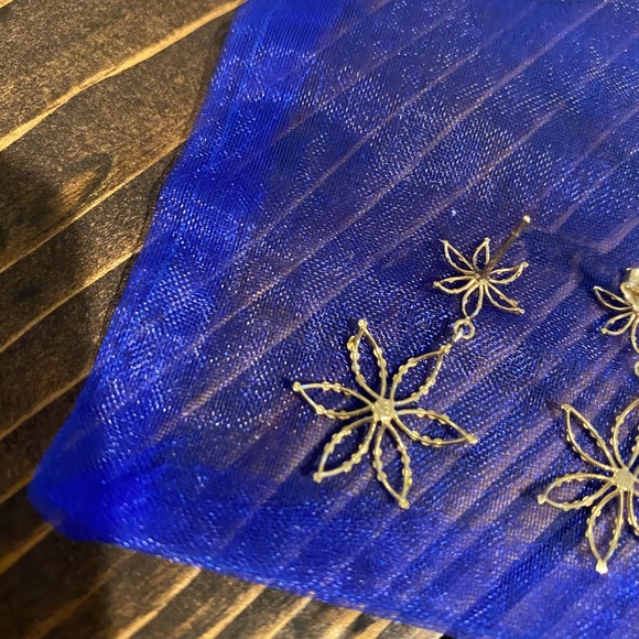 Gorgeous Delicate Gold Flower Earrings